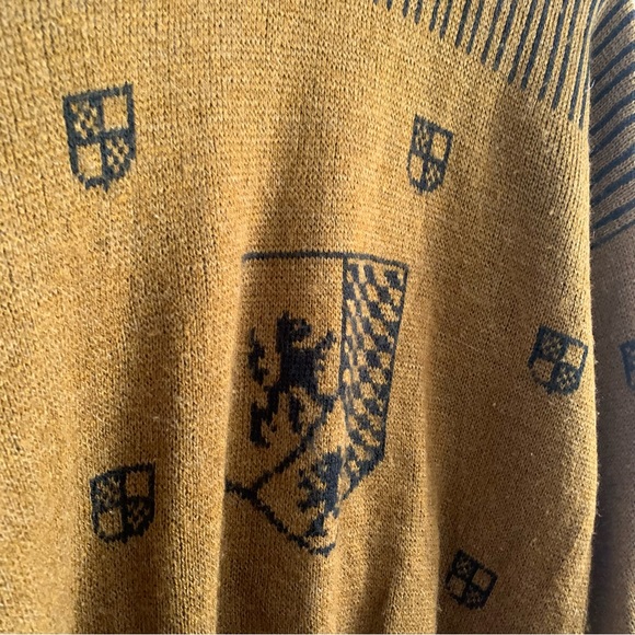 Massimo Italy Knit Wool Olive Green Griffin Crest Sweater - Picture 3 of 10